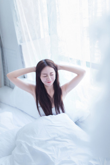 皇上与自己养的公主在一起的小说